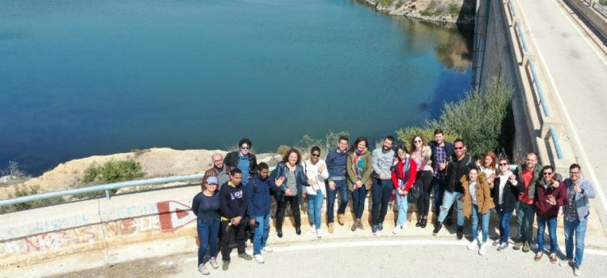 Estudiantes del Máster de Caminos, Canales y Puertos hacen prácticas con drones en el embalse de Santomera