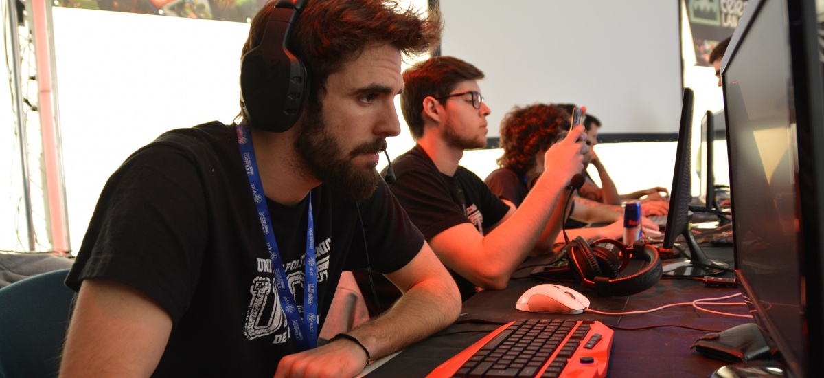 Tres centenares de apasionados por los videojuegos disfrutan hasta el martes de la Teleco LAN Party