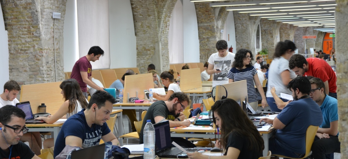 El CRAI biblioteca del Campus de la Muralla abre hasta medianoche y los fines de semana para preparar los exámenes