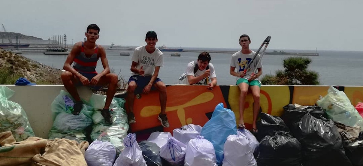 Un alumno de la UPCT impulsa un grupo juvenil de recogida de basura en playas