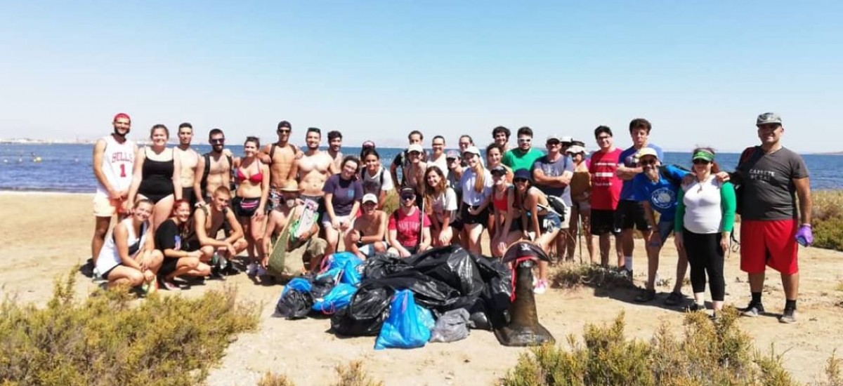 Green Beach, grupo impulsado por un alumno de la UPCT, limpia la playa de Los Nietos