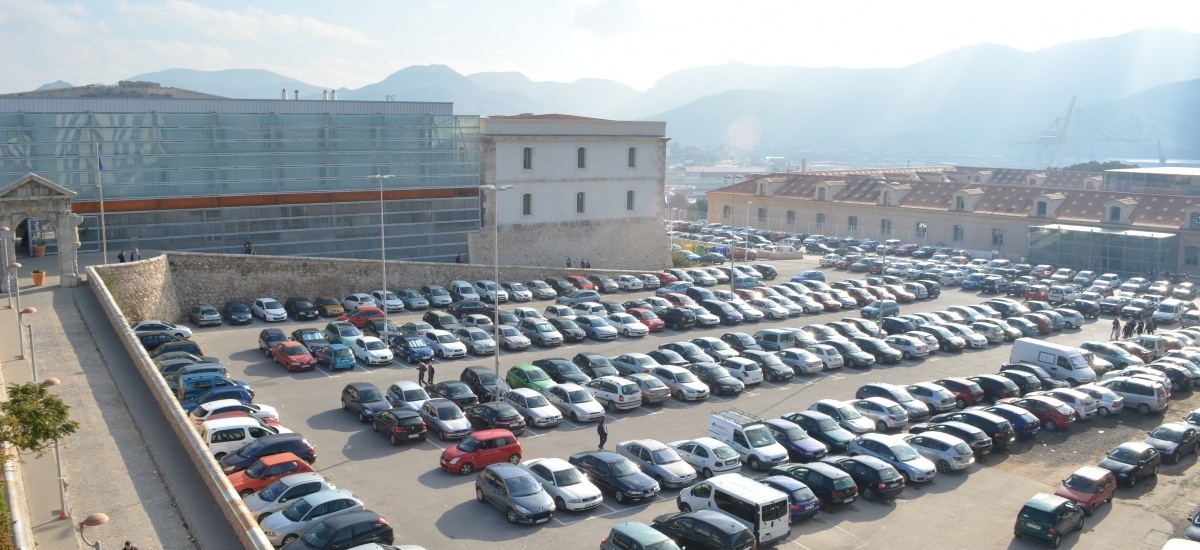 Prohibido aparcar en la plaza de Antigones entre este miércoles y el viernes por la tarde