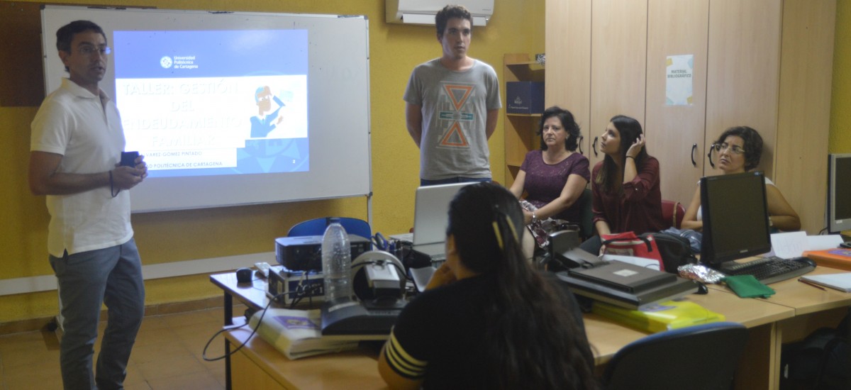 Alumnos de la Facultad forman en materia financiera a colectivos en riesgo de exclusión