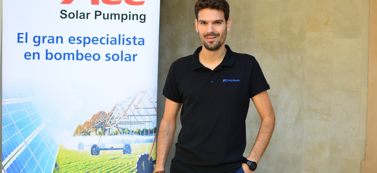 Un exalumno explica la eficiencia del bombeo solar en agricultura