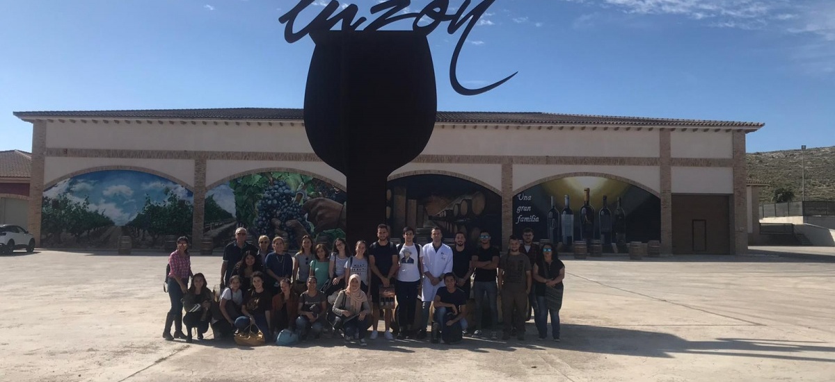 Una veintena de alumnos que participan en la elaboración del vino Tomás Ferro conocen Bodegas Luzón