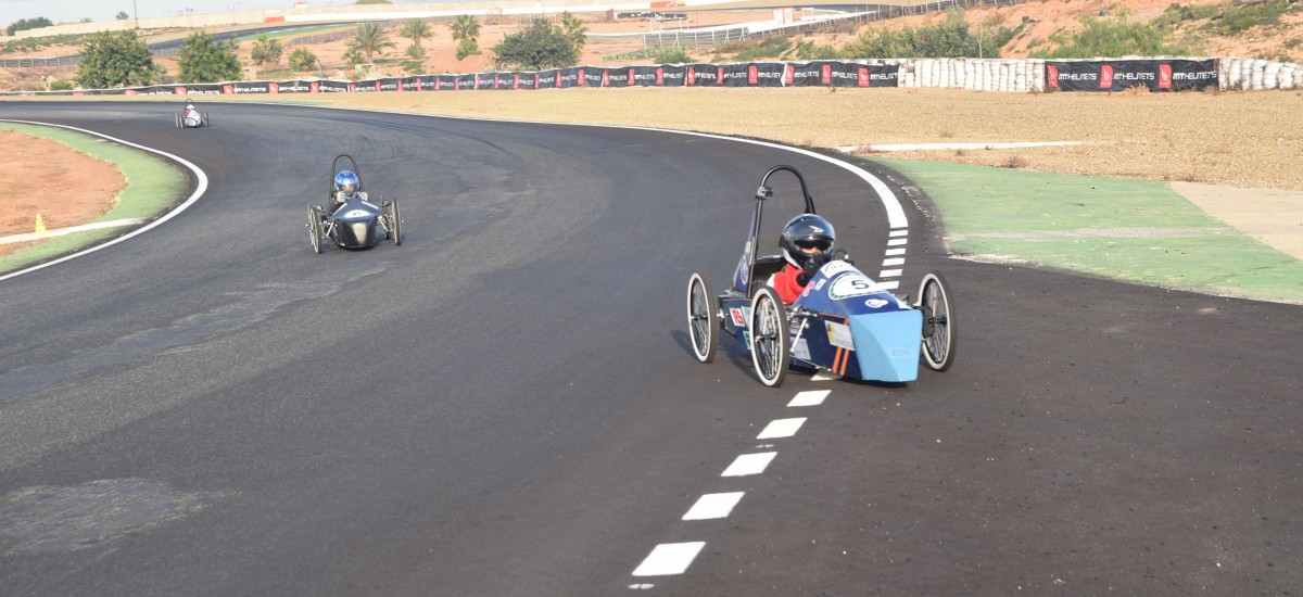 Jóvenes preuniversitarios compiten en la carrera Greenpower organizada por Industriales