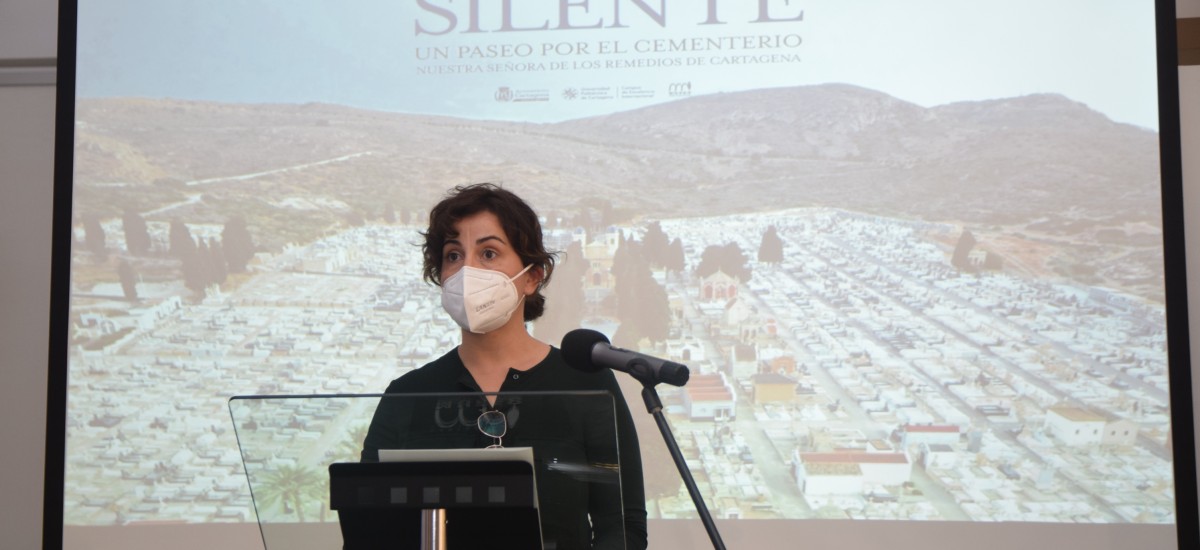 María José Muñoz presenta el libro y la exposición 'La ciudad silente', sobre los panteones del cementerio de Los Remedios