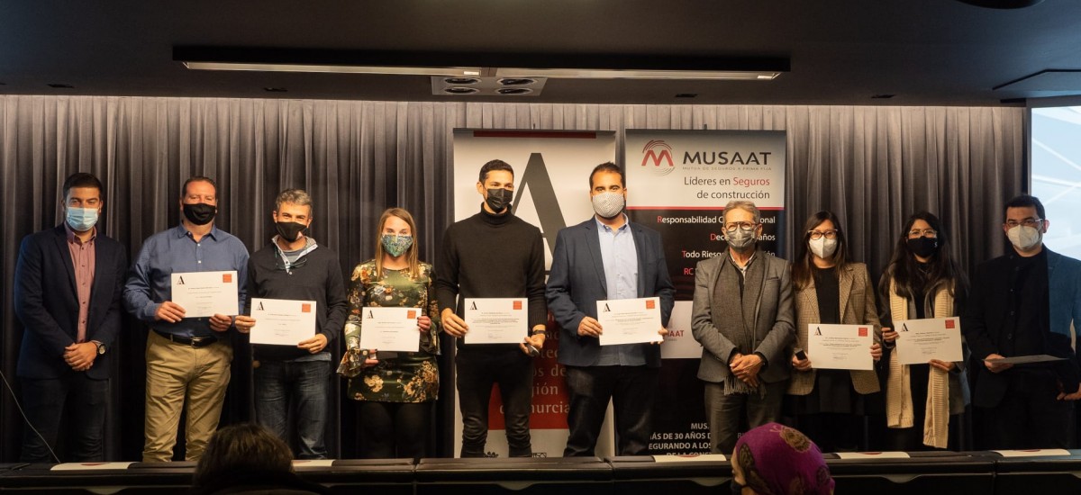 El Colegio de Aparejadores, Arquitectos Técnicos e Ingenieros de Edificación de la Región premia los trabajos Fin de Grado de alumnos de la UPCT