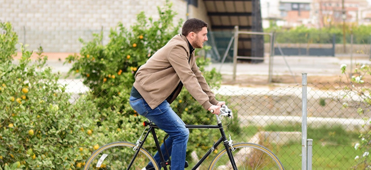 Un egresado de Civil diseña unas luces de bajo coste que hacen visible una bicicleta a 2 kilómetros de distancia