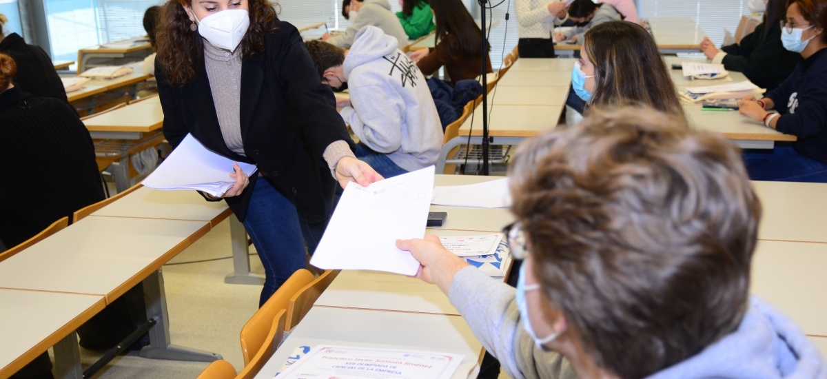 Una treintena de preuniversitarios compite en la Olimpiada de Ciencias de la Empresa