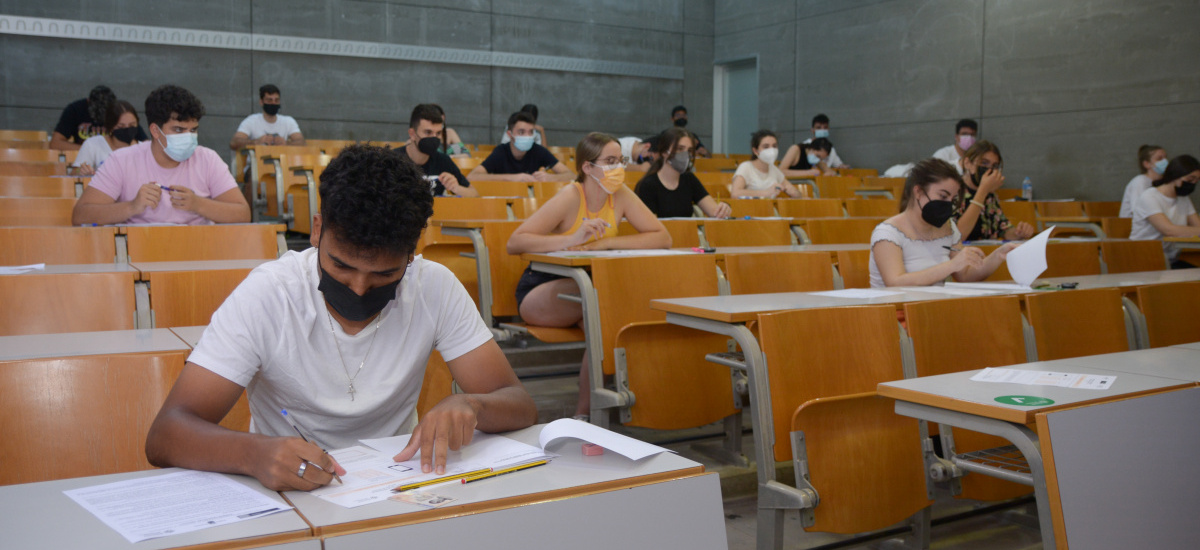 Satisfacción con el adelanto de fechas y ganas de disfrutar del verano entre quienes se examinan de la EBAU extraordinaria