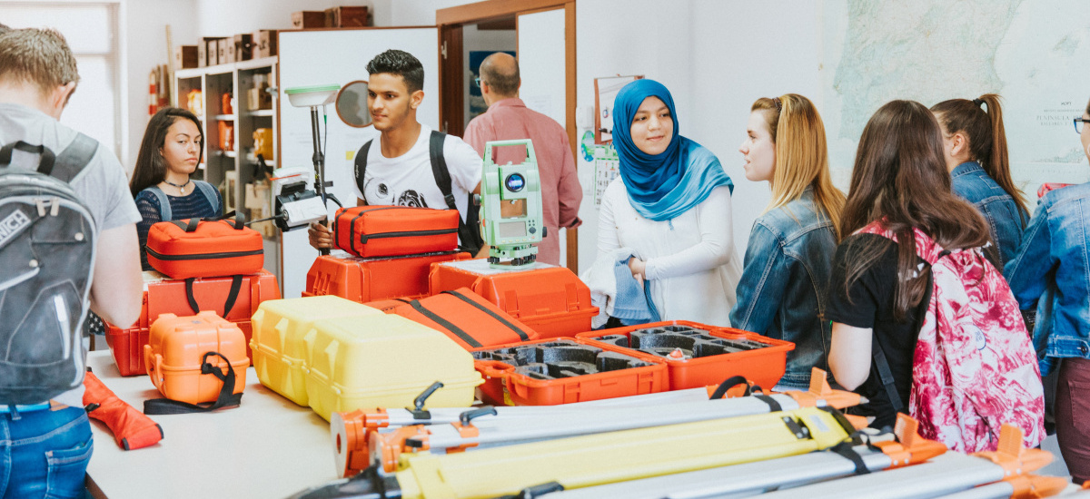 El Colegio de Ingenieros Técnicos de Minas beca a los nuevos alumnos del grado en Recursos Minerales y Energía