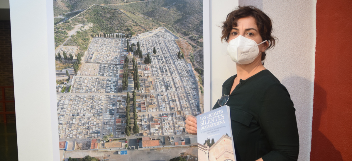 Exponen en el Museo de la Universidad de Murcia 'La ciudad silente', sobre el cementerio de Los Remedios