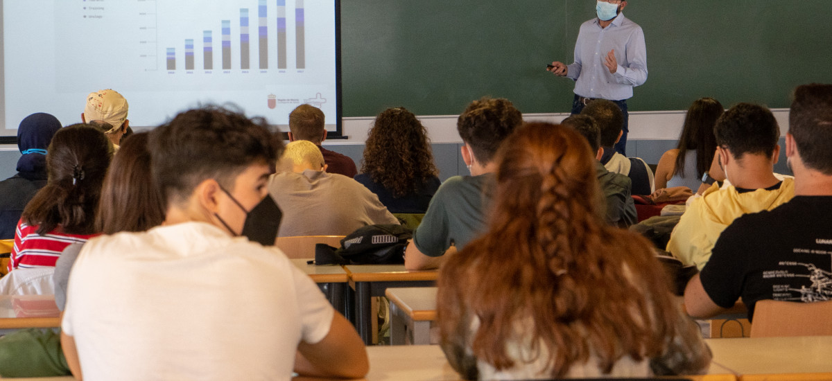 El coordinador regional de Cirugía Robótica inaugura los 'Jueves Biomédicos'