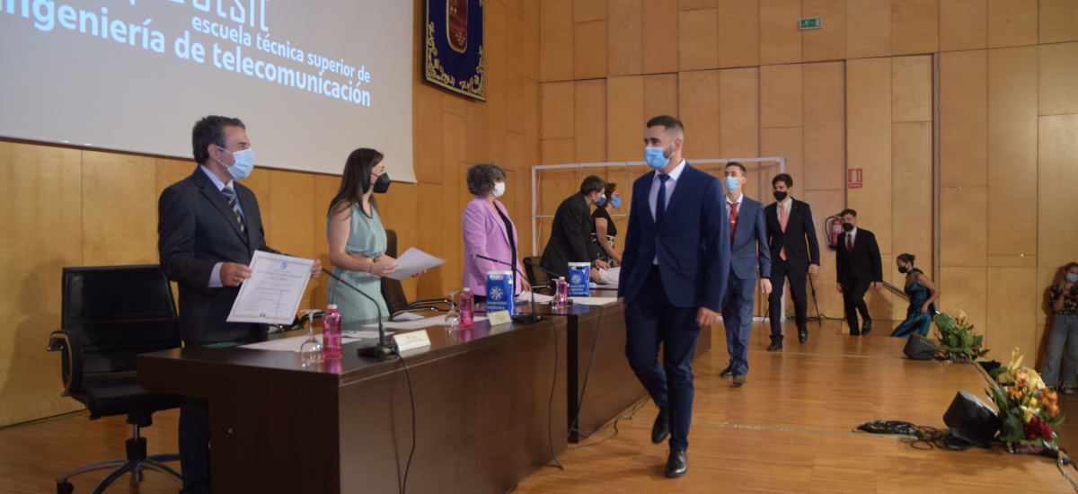 'Teleco' gradúa a las promociones de los dos últimos cursos