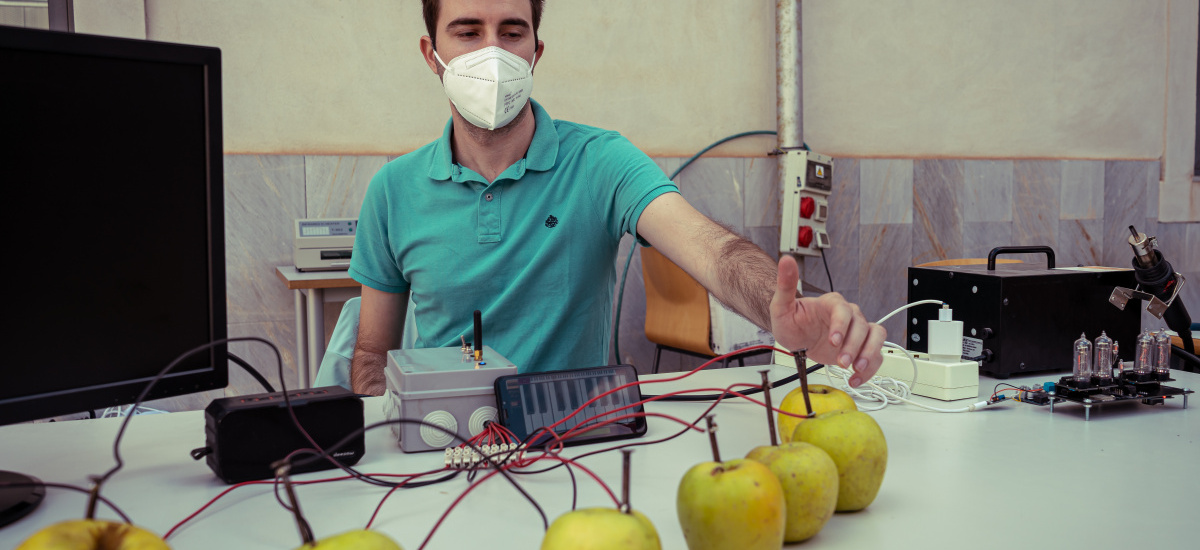Un teclado electrónico de manzanas y escaneos 3D para bustos personalizados en la Jornada de Asociaciones