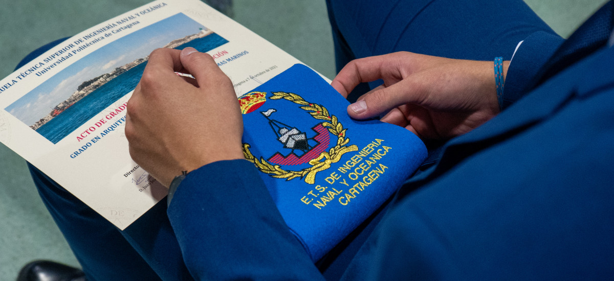 Navales gradúa a sus estudiantes de grado y máster y homenajea a los profesores Domingo García y José Esteban Otón, recién jubilados