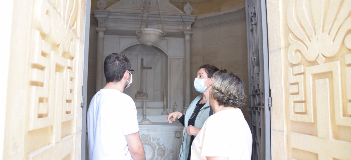 Visitas guiadas al panteón modernista cuya restauración ha dirigido la profesora Muñoz Mora