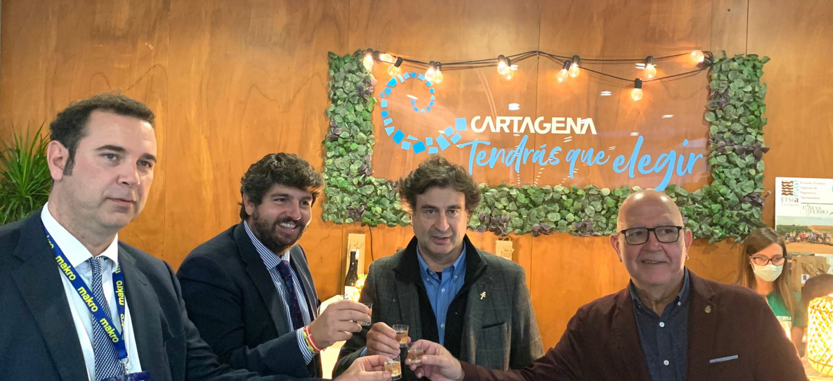 Autoridades, un jurado de MásterChef y asistentes a Murcia Gastronómica degustan el vino Tomás Ferro de la UPCT