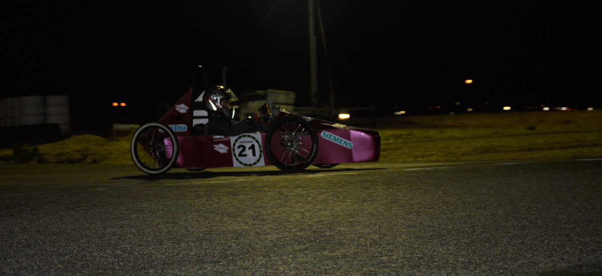 El IES Miguel de Cervantes y el Politécnico ganan la primera carrera Greenpower nocturna