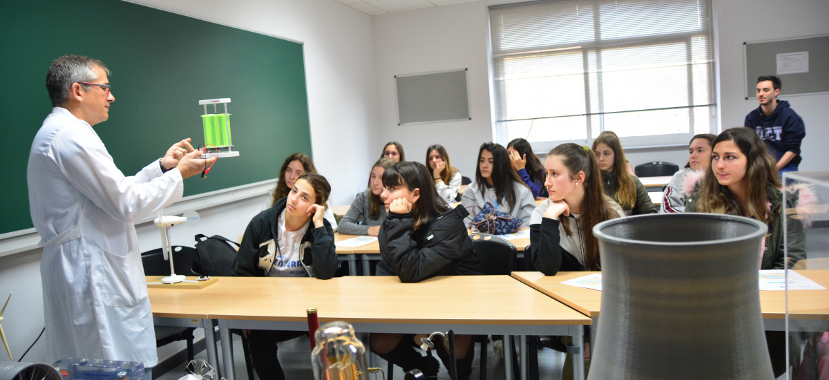 Imagen Divulgación y formación para estudiantes durante el congreso en Cartagena de la Sociedad Nuclear