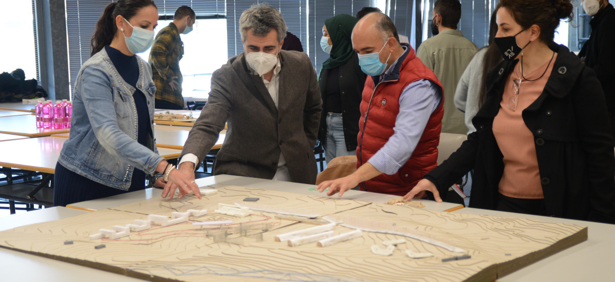 Imagen Exponen ante la alcaldesa de Fuente Álamo propuestas arquitectónicas para el antiguo circuito de velocidad