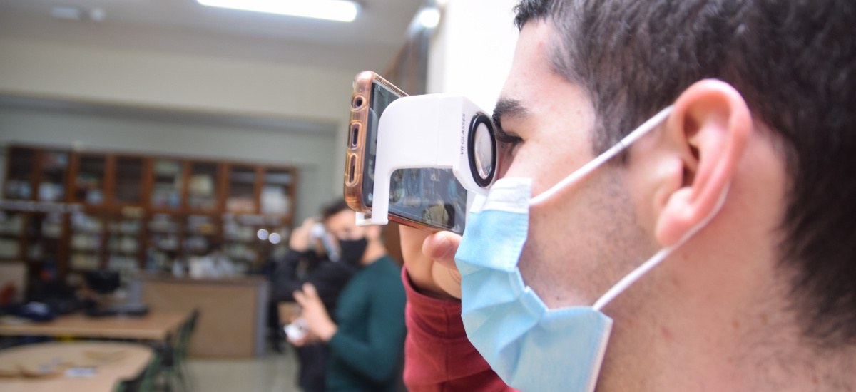 Taller sobre realidad aumentada y reparto de gafas 3D para mostrar referencias femeninas en la ciencia