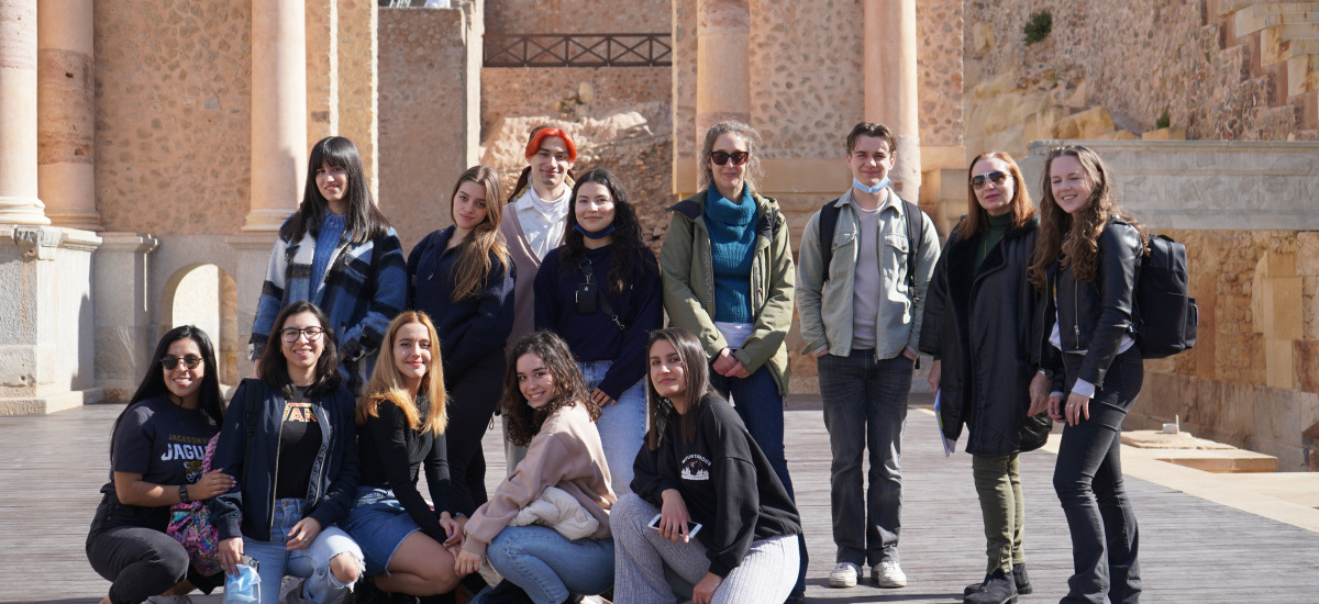 Clase práctica de los estudiantes de Turismo en el Teatro Romano