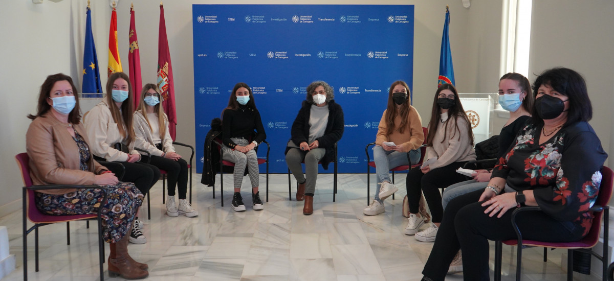 La Rectora recibe a seis estudiantes de 3º de la ESO del instituto Sanje, de Alcantarilla