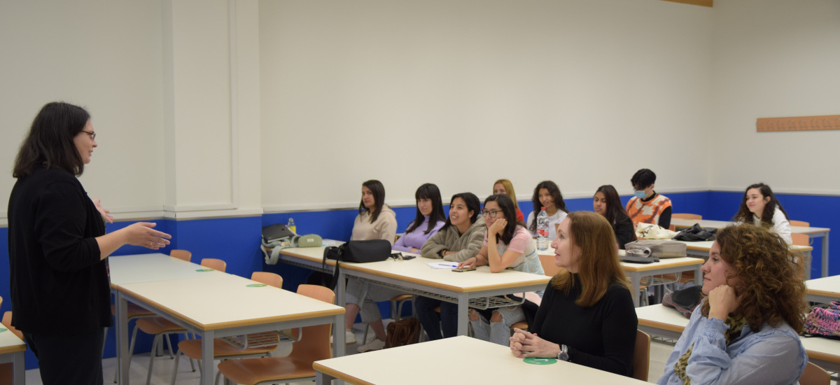 Una profesora de la Universidad de Riga explica la cultura y gastronomía letona a estudiantes de Turismo