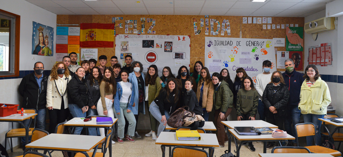 La Rectora participa en una actividad de igualdad de la semana cultural del colegio Salesianos Cartagena