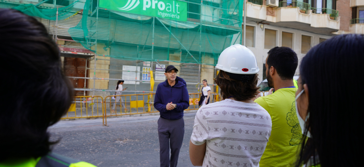 Imagen El arquitecto Martín Lejarraga muestra a los estudiantes el proceso de renovación urbana de Cartagena