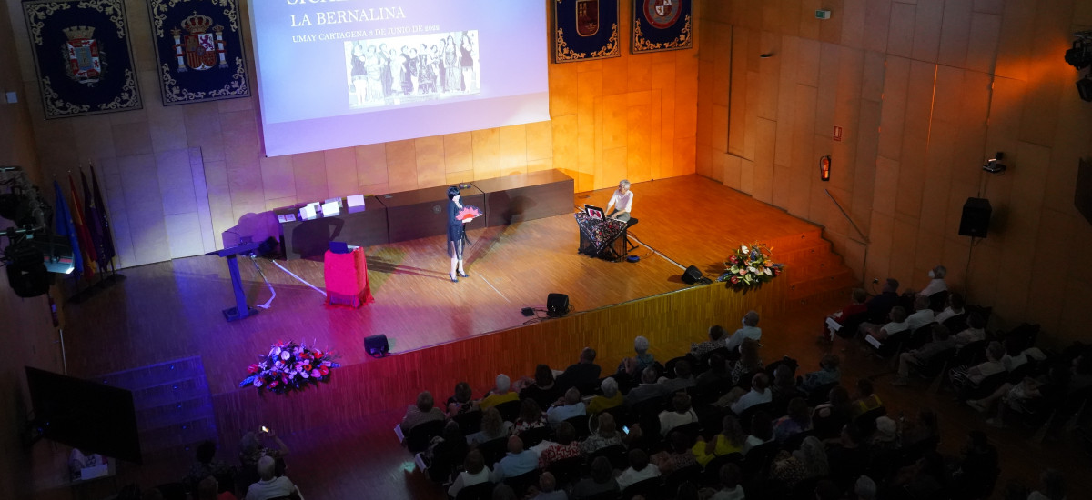 La asociación de alumnos de la Universidad de Mayores reconoce la labor de Juanjo Piñar y Sergio Amat