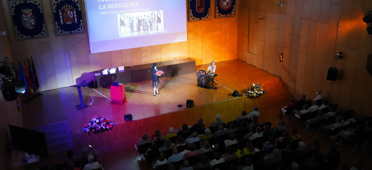 Imagen La asociación de alumnos de la Universidad de Mayores reconoce la labor de Juanjo Piñar y Sergio Amat