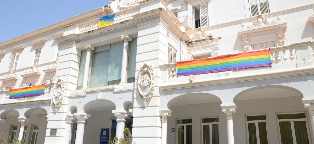 La bandera arcoiris ondea 'con Orgullo' en el Rectorado