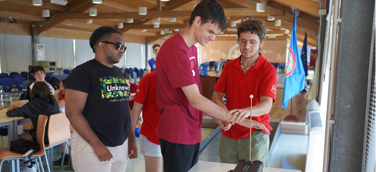 Jóvenes con necesidades diversas disfrutan de la divulgación científica de la UPCT durante el Campus Inclusivo