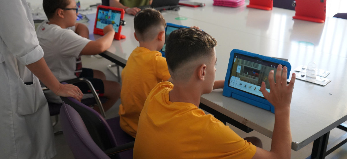 Programación en realidad virtual y personalización de camisetas tecnológicas en los talleres de La Mar Chica en la UPCT