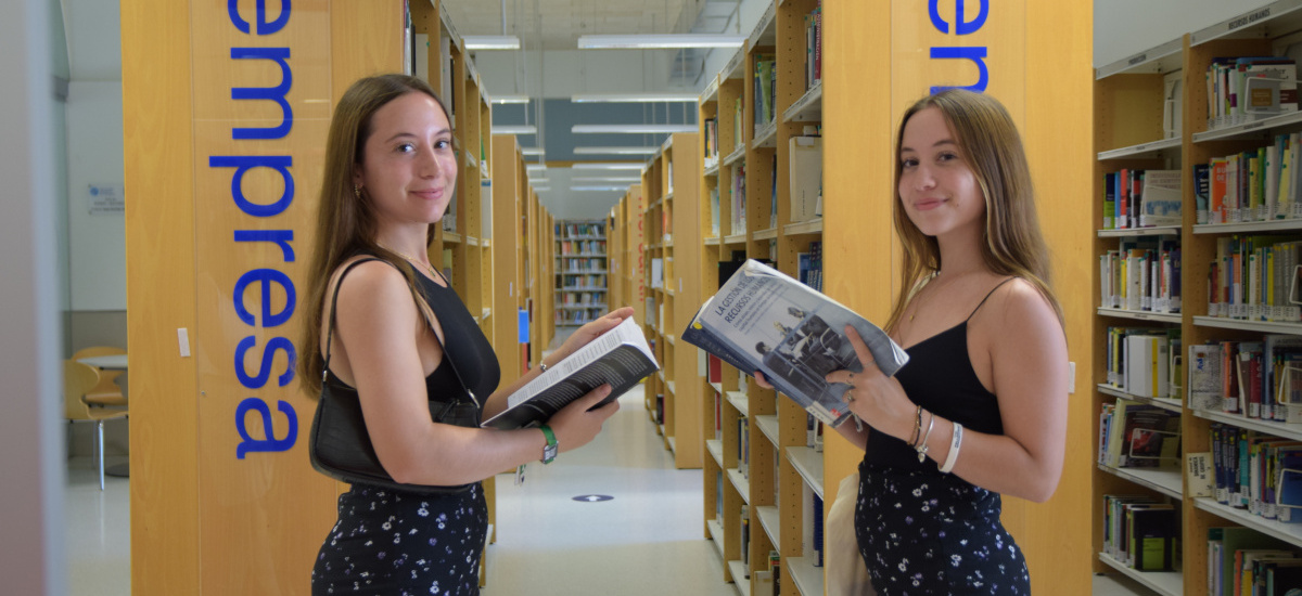 Gemelas hasta el TFG: dos hermanas presentan el mismo día sus trabajos finales en ADE