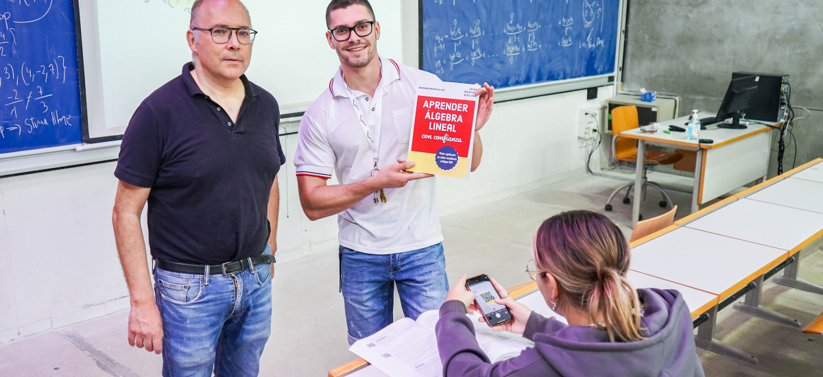 Imagen El nuevo libro de Juan Medina combina el papel con vídeos y un chat con el profesor para aprender álgebra