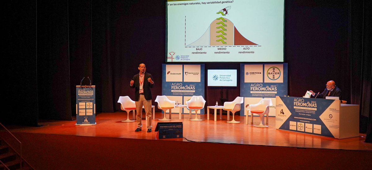 Pablo Bielza explica a expertos internacionales las razas de enemigos naturales de las plagas que han seleccionado para control biológico