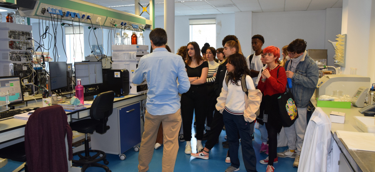 Noventa estudiantes de la iniciativa SIMIP para investigadores de Bachillerato visitan laboratorios y el CRAI Biblioteca de la UPCT