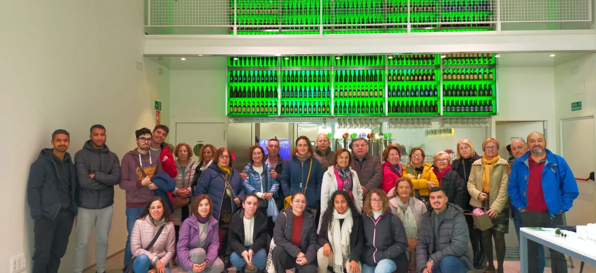 Imagen Estudiantes de Agrónomos y de la Universidad de Mayores visitan Estrella Levante