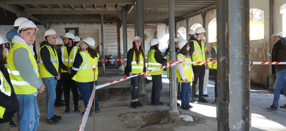 Estudiantes de Arquitectura y Edificación visitan las obras del Pañol guiados por su responsable, José Manuel Chacón