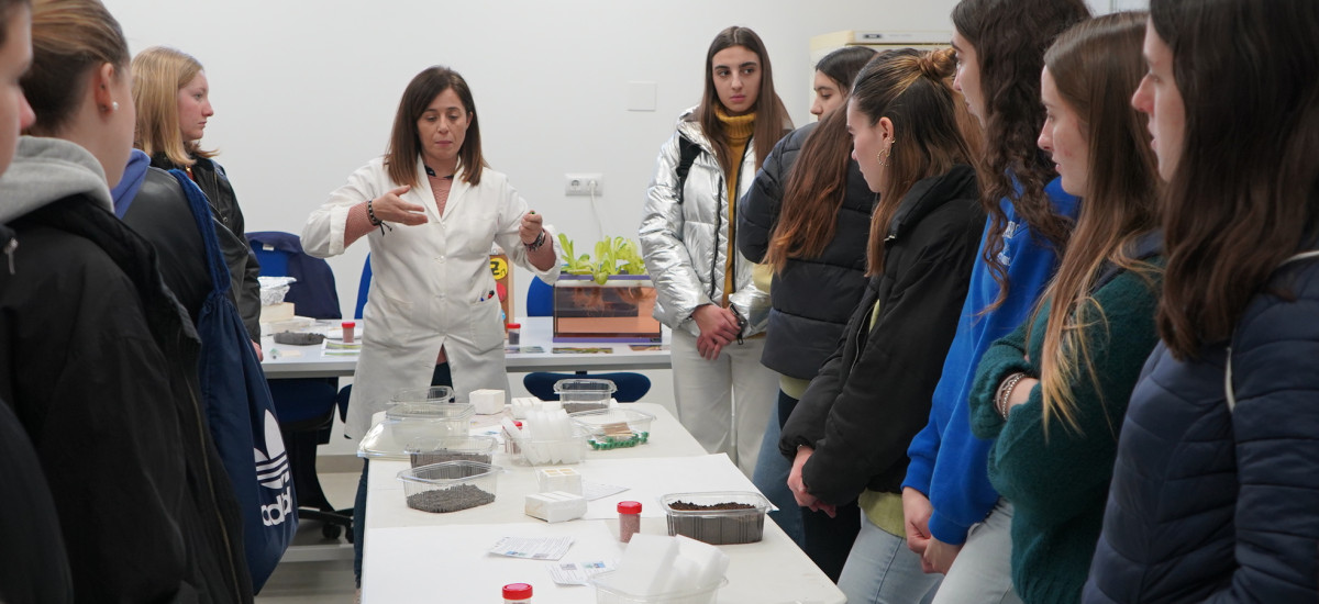 Estudiantes preuniversitarios descubren la agricultura vertical, la gallina murciana, la extracción de ADN y el fraude en el etiquetado de miel