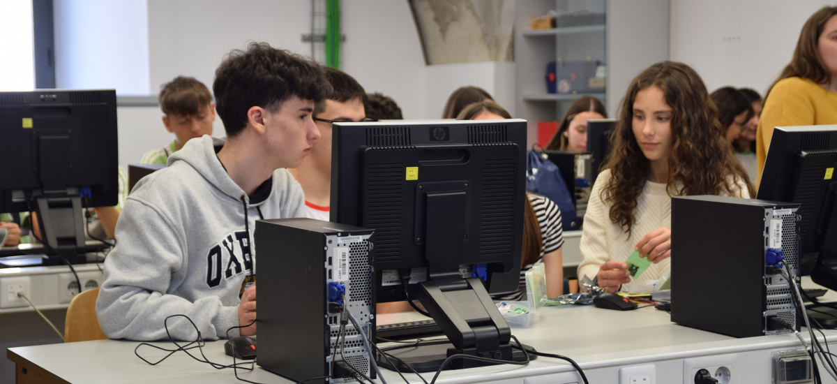 Imagen Cuarenta estudiantes de ESO participan en talleres para preparar el proyecto tecnológico de la Olimpiada de Telecomunicaciones