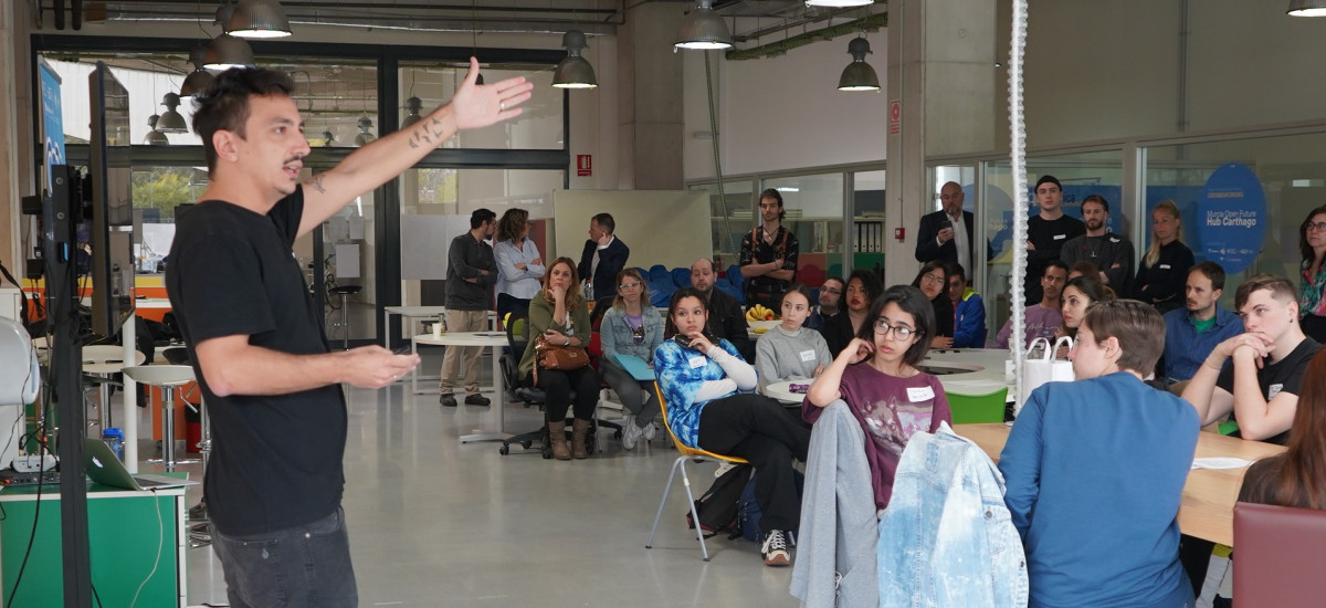 35 estudiantes idean para FAMDIF innovaciones para extender los servicios para personas con discapacidad física