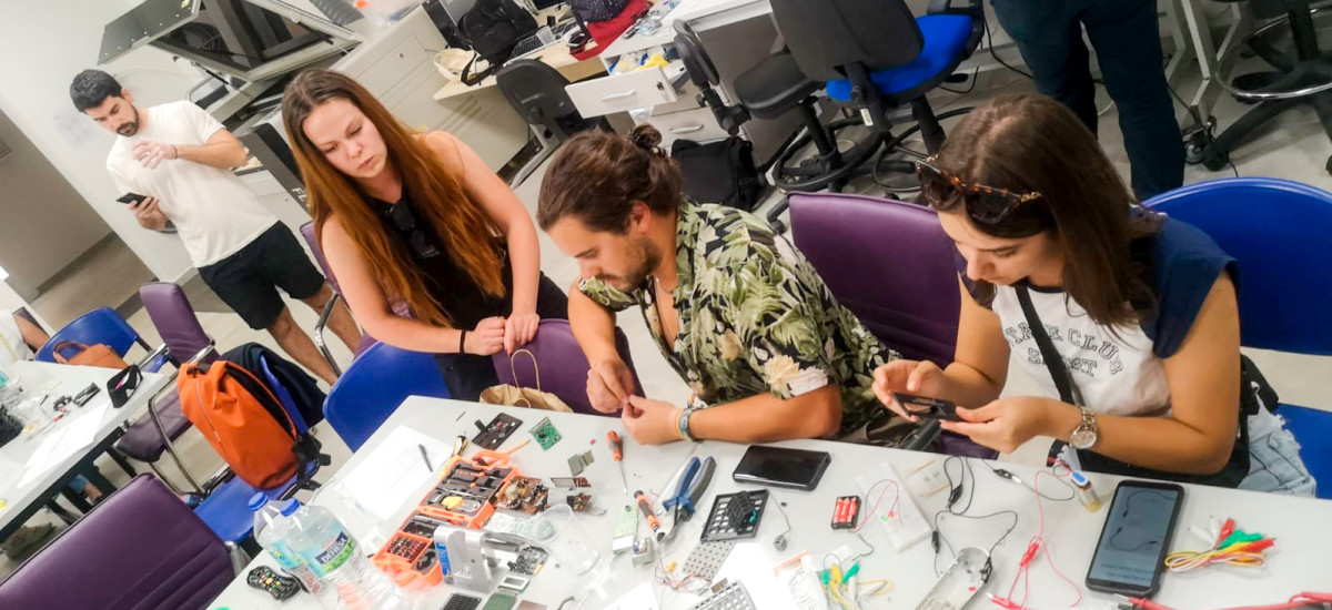 Estudiantes de EUt+ arreglan pequeños electrodomésticos en un hackathon/reparathon que se celebra en el FabLab