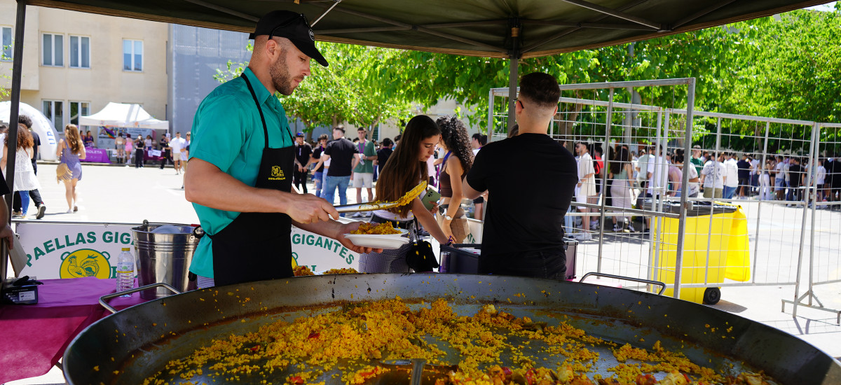 Paella gigante en las fiestas universitarias 