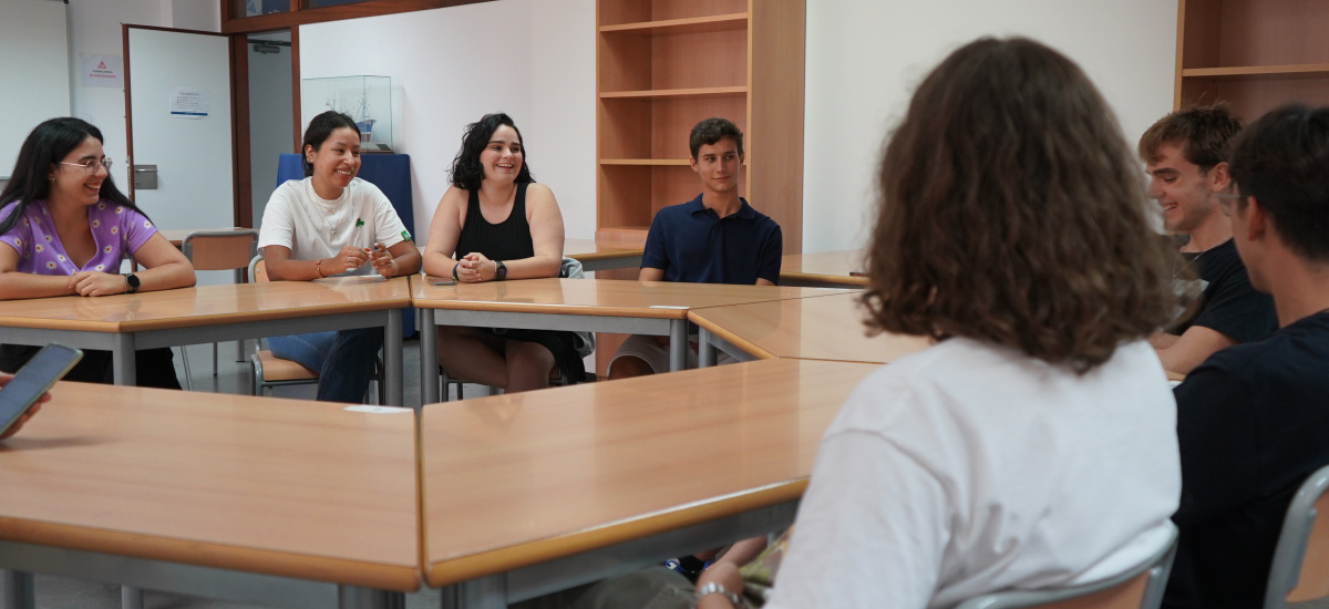 Alumnos veteranos orientan a los recién llegados: «Hablar con los profesores aún les intimida y están agobiados»