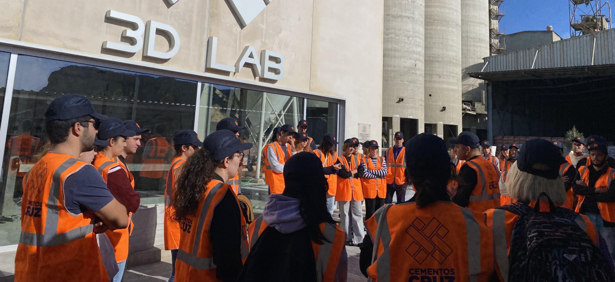 Estudiantes de Arquitectura visitan la sede de Cementos La Cruz en Abanilla